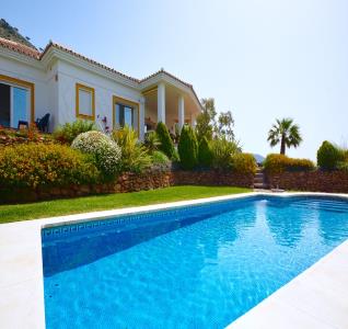 chalet piscina jardin, ventanas amarillas